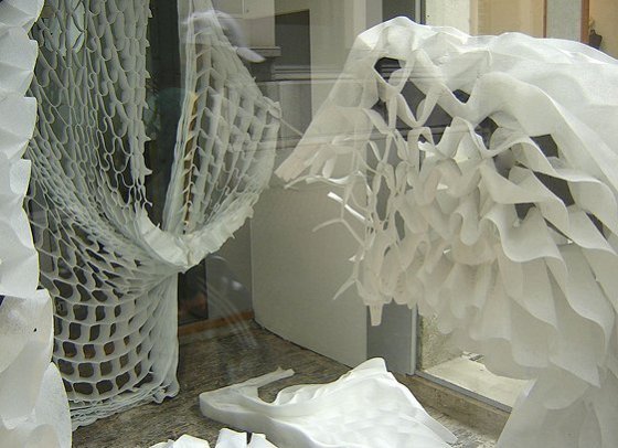 Installatie 2D-3D: kostuums, gordijn, nonwovens ,Vitrine 2008, Antwerpen