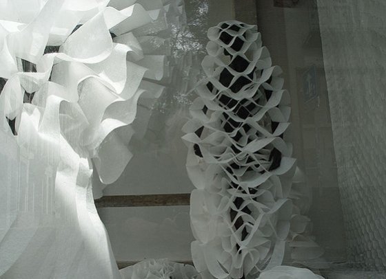 Installatie 2D-3D: kostuums, gordijn, nonwovens ,Vitrine 2008, Antwerpen